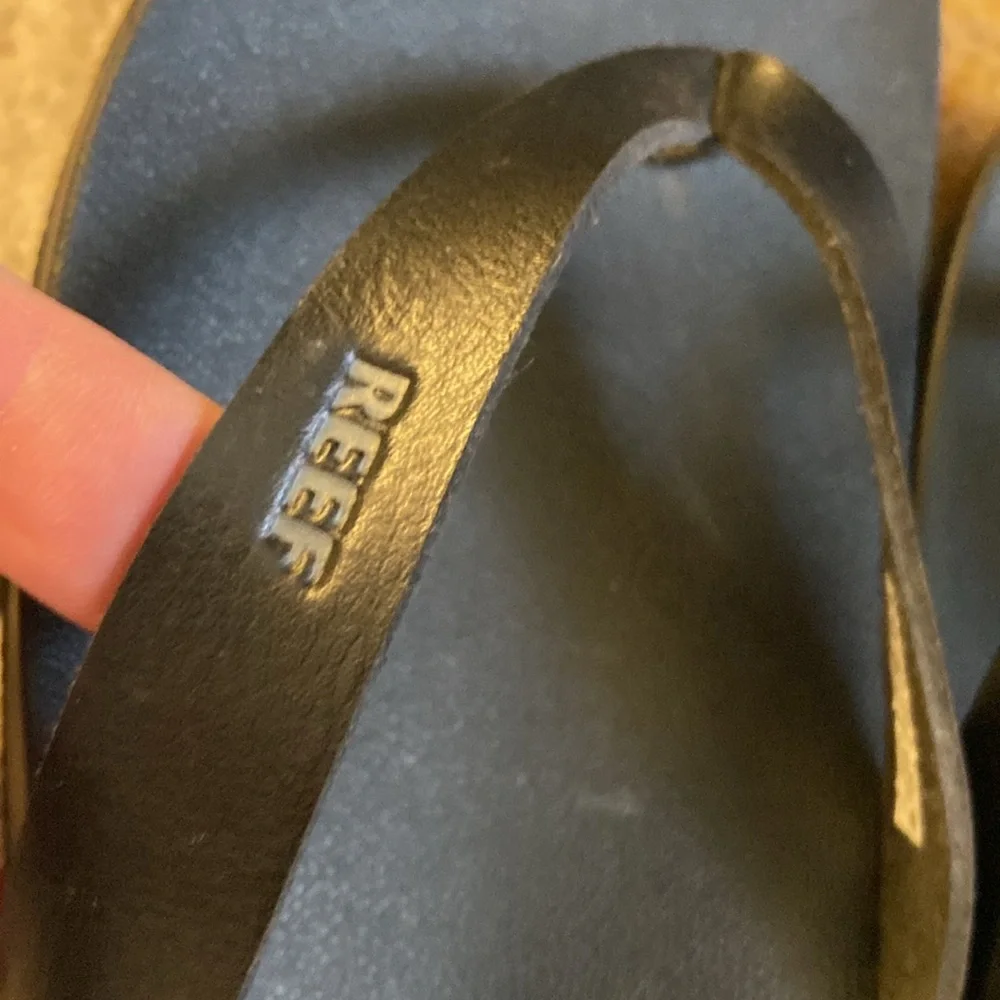 Reef- black flip flops- sz ladies 8 - Picture 4 of 7